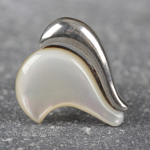 Parelmoer - ring wit maat 16.50