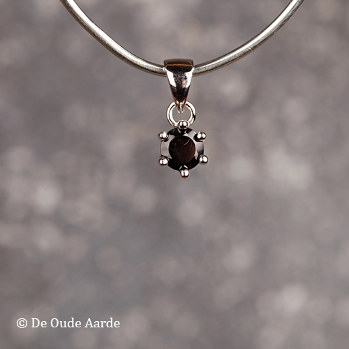 Hanger - Spinel - 4 mm