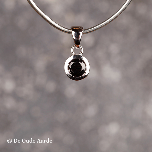 Hanger - Spinel - 4 mm