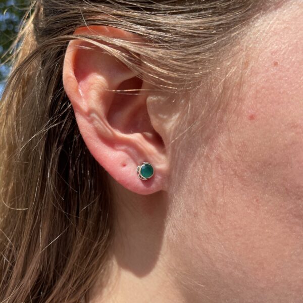 Agaat gebeitst - oorstekers - rond 6mm